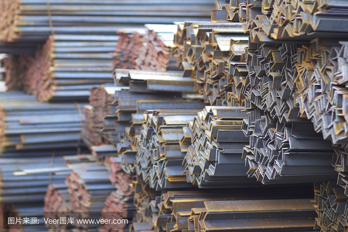 金属制品仓库中有不同种类的金属型材